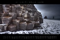 03_Marzo Le lave basaltiche di questa spiaggia islandese sono incise da una luce fredda e tagliente ma priva di ogni impurità
