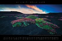 08_Agosto Il pennacchio di fumo che fuoriesce dal cratere centrale del Monte Etna, in Sicilia, si colora della luce del tramonto mentre la fioritura della Saponaria…